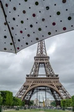 View of the famous Eiffel Tower in Paris, France on a rainy day Foto stock