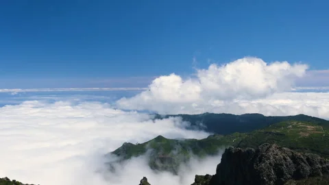 View of fast-moving clouds above the mountains from Pico do Arieiro in Madeira 库存影片 345832128