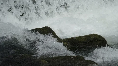 View of a fast moving river with rapids. Vídeo Stock 114877591