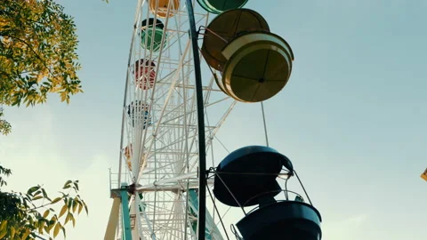 View of a ferris wheel over blue sky Vídeo Stock 140640212