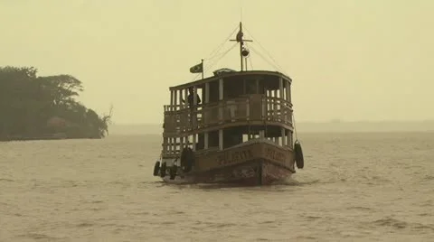 View of A Ferry Boat Sailing On The Amazon River 動画素材 19034297
