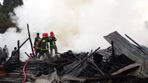 View of firefighters battling a large fire in Khagrachari, Bangladesh. Stock-Footage 335561763