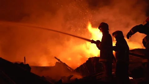 View of firefighters battling a large fire at night, Bangladesh. Stock-Footage 335561785