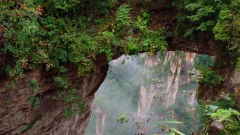 View of the First Bridge Under Heaven in Zhangjiajie National Forest Park Stockbeeldmateriaal 337022626
