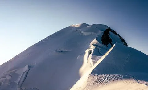 View first morning sun rays shining on the top of Mont Blanc with small cli.. Foto stock