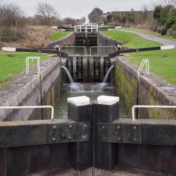 View up flight of Caen Hill locks, Kennet and Avon canal, Devizes, Wiltshire Foto stock