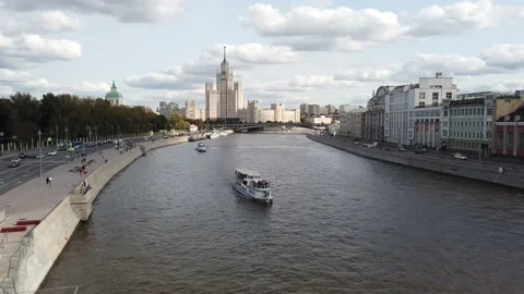 View from the floating bridge to the Moscow river Video stock 139108818