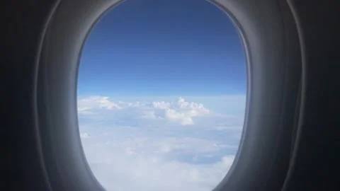 View on the fluffy clouds from the aiprlane window Vidéo 330969241