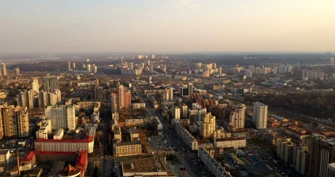 View flying right in a big city near houses Stock Footage 111891087