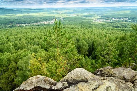 View of forest, mountains, fields, cottages from Lipovaya Mount Foto stock