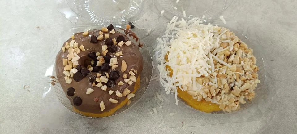 View of fresh donuts in the pack Foto stock