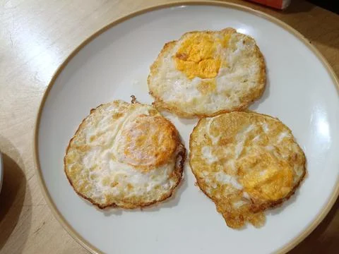 View of fried eggsd on the plate Foto stock