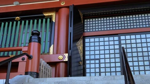 View of the front door of the Senso-ji Temple in Tokyo Japan Видео 121385447