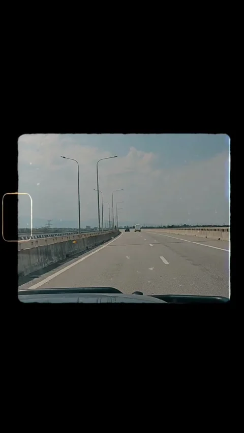 View from the front window of a car driving on a highway Vidéo 337880706