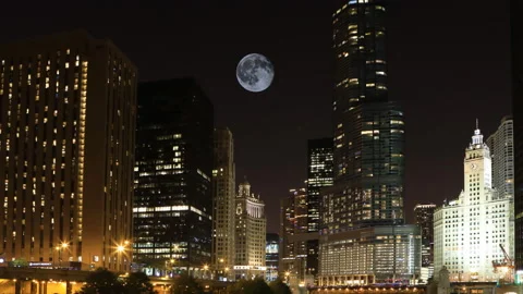 View of full moon rising over the city of Chicago, Illinois, United States, e Video stock 171415085