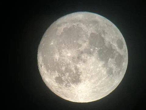 View of the full moon through a telescope on the eve of the supermoon and t.. 스톡 사진