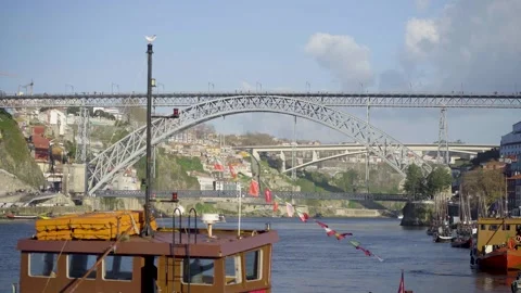 View from the Gaia riverside looking towards the Dom Luis I bridge. Vidéo 327624665