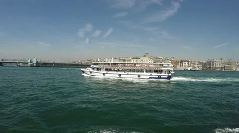 View of the Galata Tower to the ship sailing 스톡 동영상 50405554