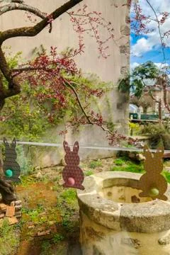 View of the garden through the window with Easter bunnies Foto stock
