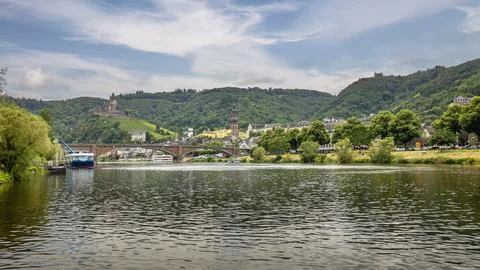 View on the German city of Cochem with the colored houses and the Reichsbur.. Foto stock