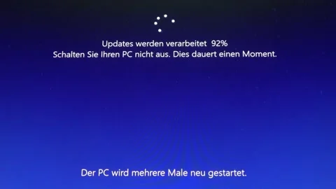 View at a german windows 10 update screen during update progress. Stock Footage 144475453