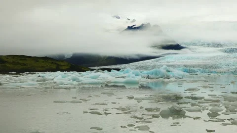 View of the glacial lagoon and terminus of Fjallsárlón glacier in Iceland. 库存影片 154314980