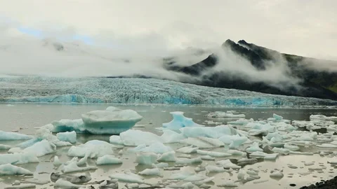 View of the glacial lagoon and terminus of Fjallsárlón glacier in Iceland. 库存影片 154315014