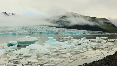 View of the glacial lagoon and terminus of Fjallsárlón glacier in Iceland. 库存影片 154315037