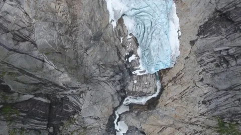 A view of the glacier located between the two mountains. Jostedalsbreen. Vídeos de archivo 81569355