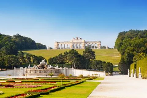 View on gloriette structure and neptune fountain in schonbrunn palace, vienna Fotos Stock