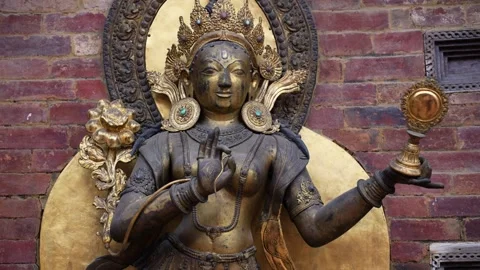 View of a golden deity statue in Nepal. Vídeo Stock 335607118