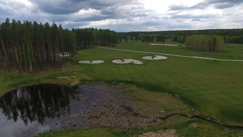 View of the golf course from the bird's eye view 库存影片 76939530