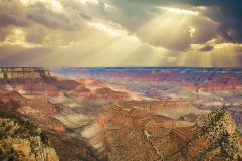 A view of the Grand Canyon with dramatic lighting from partly cloudy skies. 库存照片