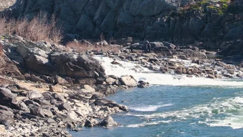 View of Great Falls Park rapids and rocky riverbank, United States. Vídeo Stock 333526953