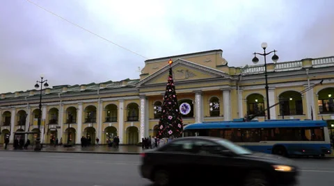 View of Great Gostiny Dvor and New Year tree, Sankt Petersburg Video stock 38017809