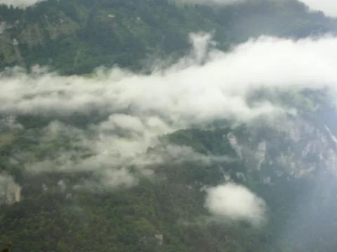 A view of a green valley from the cloud when I was flying in Europe Foto stock