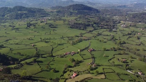 View of the green valley, with meadows and farms. Discovering the peak. Video stock 152645700
