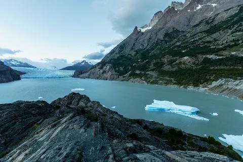 View of Grey lake with floating large icebergs, Torres del Paine National Park Foto stock