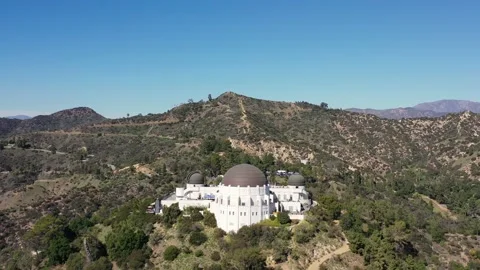 View of Griffith Observatory building and Hollywood hills Video stock 176538360