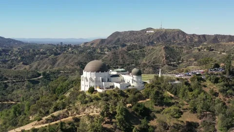 View of Griffith Observatory building and Hollywood sign in the distance Video stock 176538559