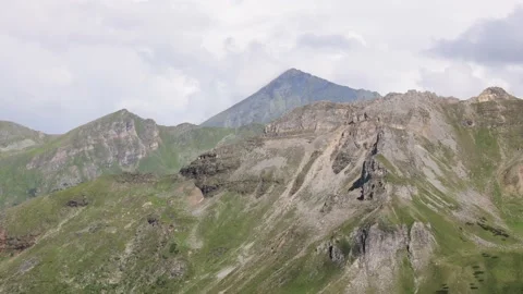 View from Grossglockner High Alpine Road in Austria over the mountains Vídeo Stock 159168743