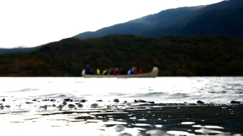 View from the ground of sea waves and Blurred group of tourists on a wooden boat Stock-Footage 121523137
