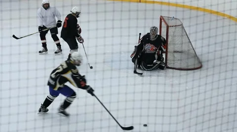 View of the guard at the gate of the attack hockey Stock Footage 10955465