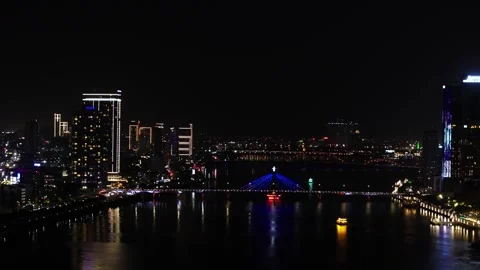 View of Han river bridge from Han river at night Vidéo 332805775