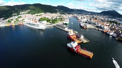 A view of the harbor, below are the marinas and large cruise ships. 스톡 동영상 140384084