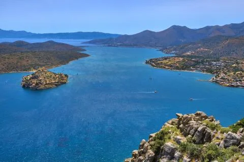 View of harbor between Spinalonga island and peninsula, known as Kalydon, and Foto stock