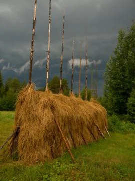View to hayrick at thunderstorm condition Foto stock