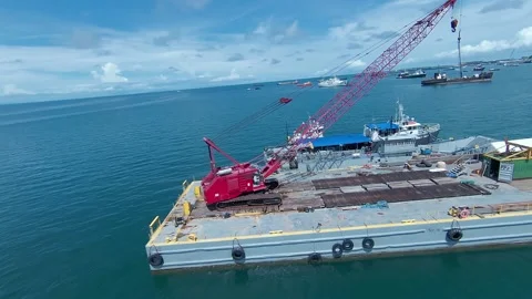 View of heavy machinery floating on platform in the pacific ocean Vidéo 166120273