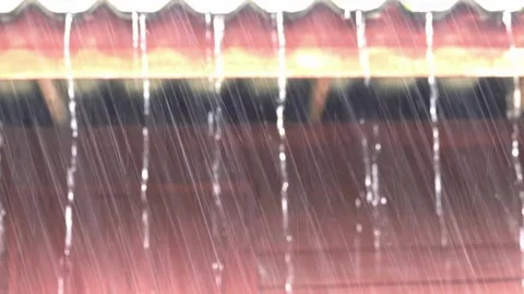 View of heavy rain water flowing down from the roof in rainy season. 4K HD 스톡 동영상 336571673