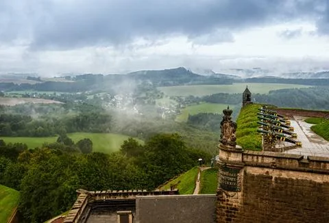 View from the height of the German k nigstein fortress in rainy and foggy Foto stock